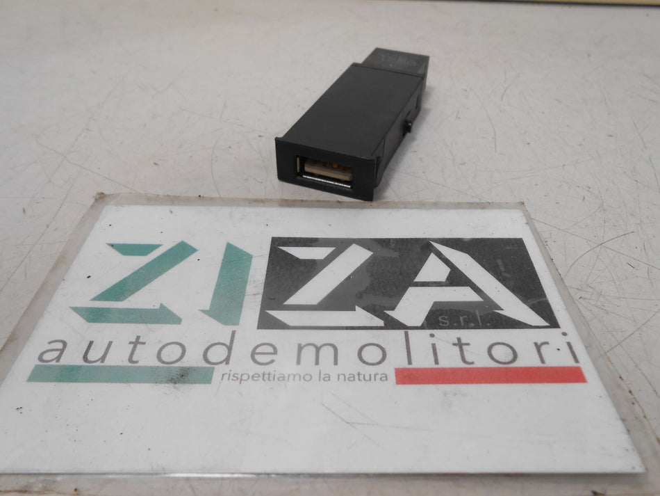 Porta Presa USB Opel Astra J / Opel Insignia 2011 13348688