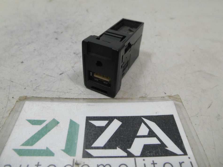 Presa Porta Ingresso USB Toyota Yaris XP130 Res 2017 86190-0D060