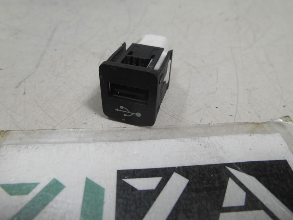Presa Porta Ingresso USB BMW X4 G02 2022 745580-10