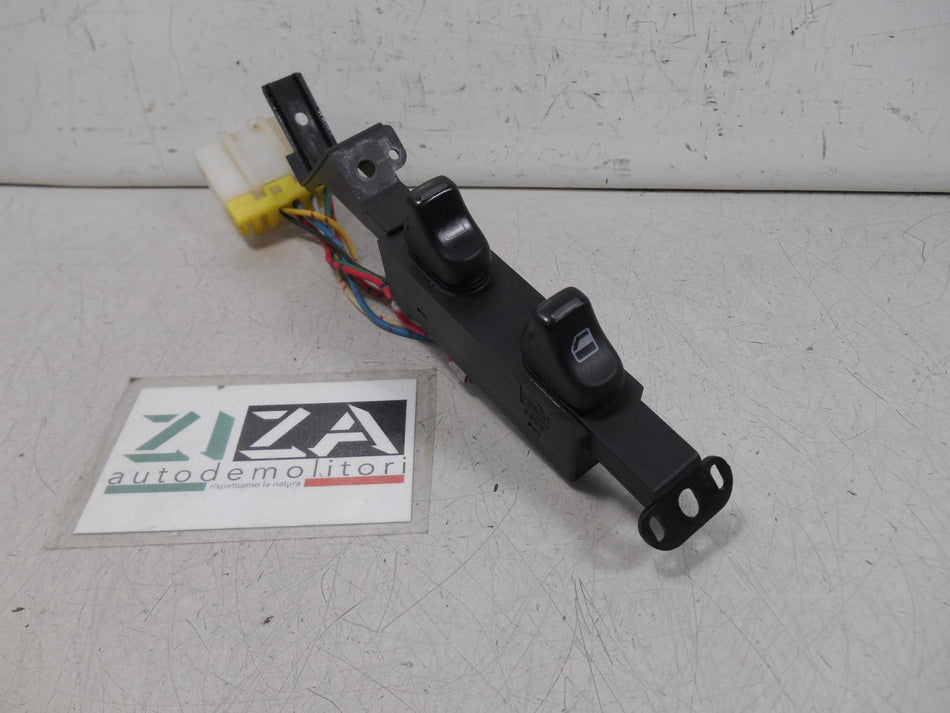 Pulsantiera Alzacristalli Centrale Lato Destro Nissan Primera P10 1995
