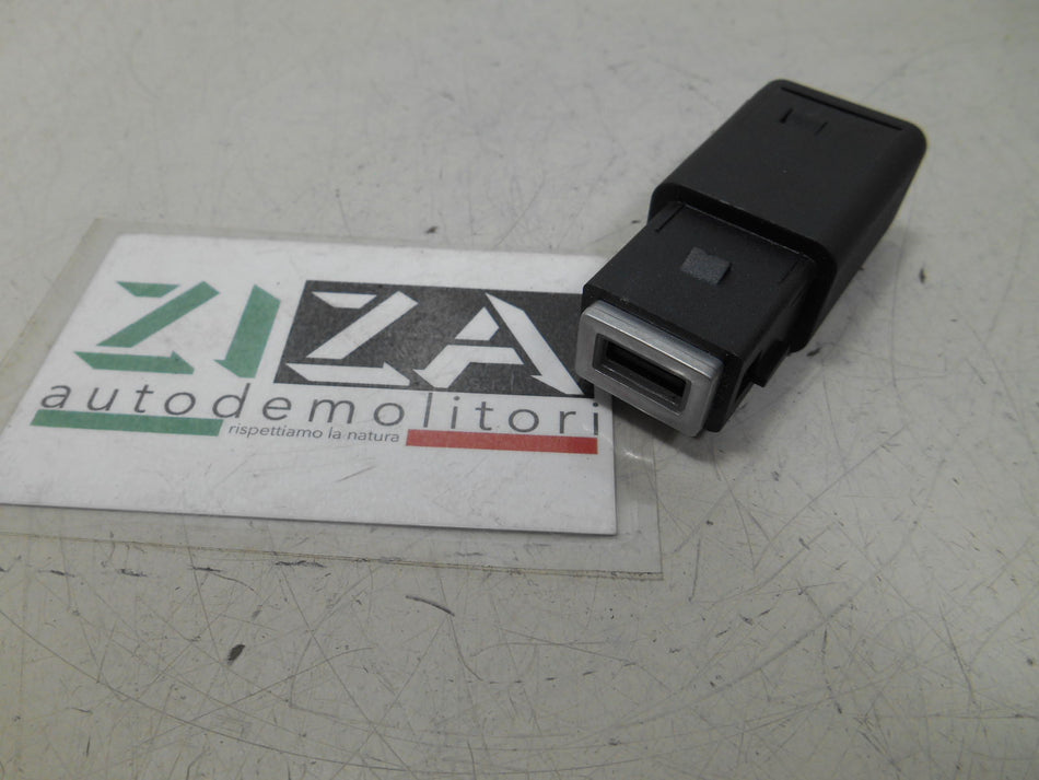 Presa Porta Ingresso USB Peugeot 208 II 2020 98217039DX 9824334377