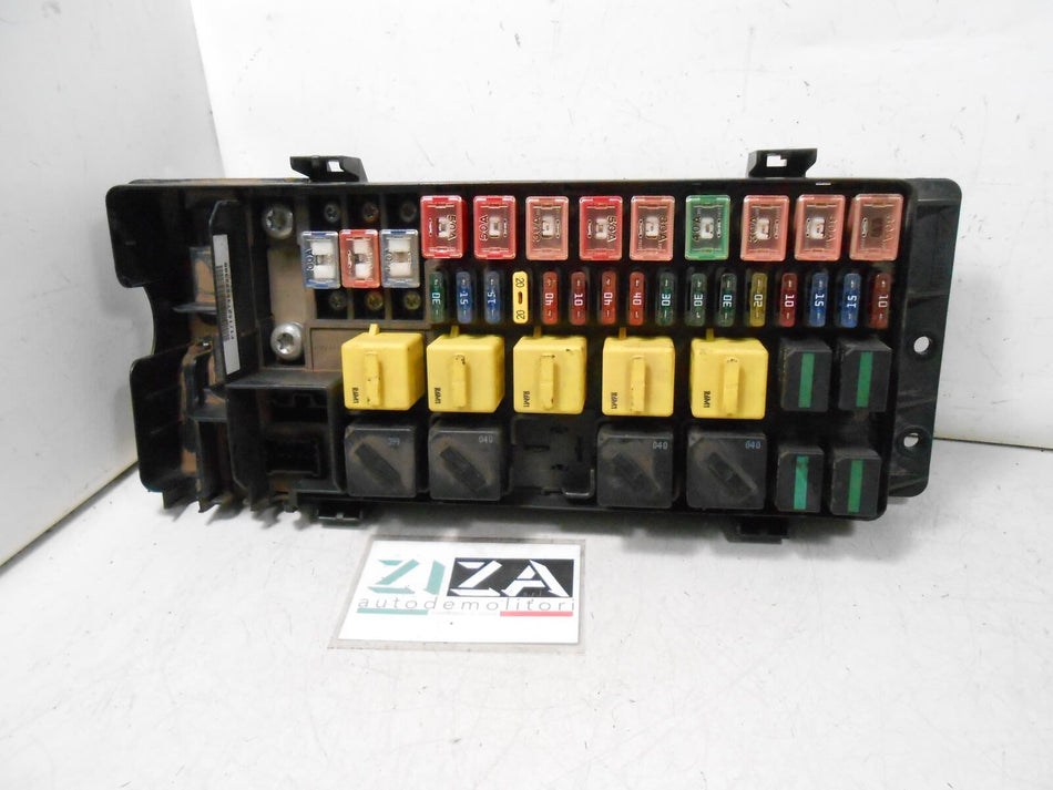 Scatola Fusibili Land Rover Discovery II 2.5 101,5kw 138cv 10P 2000 YQE103800